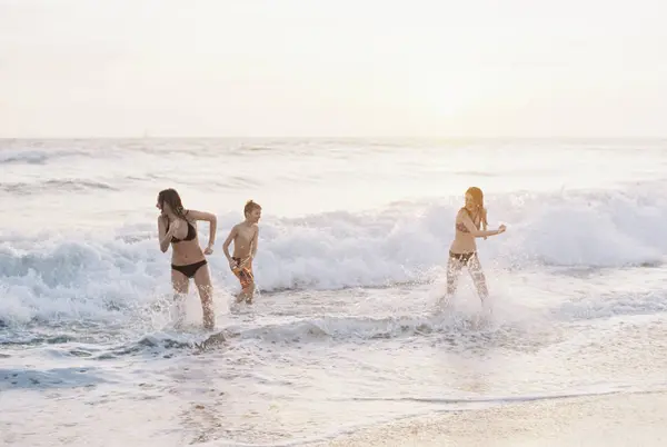 Ragazze Adolescenti Pre Teen Ragazzo Che Giocano Sulla Spiaggia Sabbia — Foto Stock