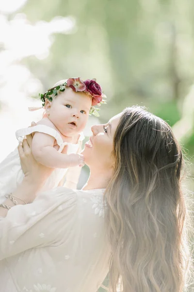 Mid Adult Woman Posing Baby Daughter Flower Wreath Outdoors — Stock Photo, Image