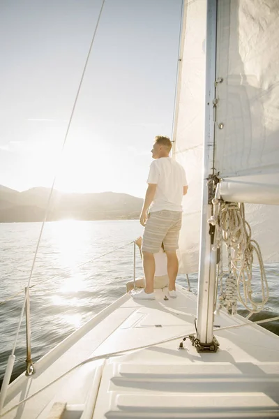 Uomo Maturo Piedi Barca Vela Guardando Vista Sul Lago — Foto Stock