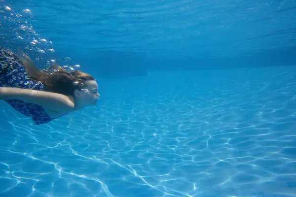 Chica Preadolescente Con Abanico Pelo Largo Nadando Bajo Agua Piscina —  Fotos de Stock