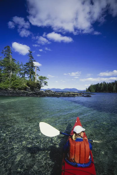 Man Sea Kayak Calm Water Shore Ketchikan Alaska Usa — Stock Photo, Image