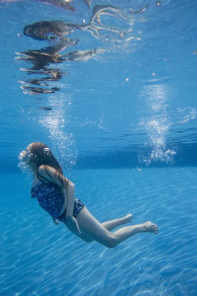 Chica Preadolescente Con Abanico Pelo Largo Nadando Bajo Agua Piscina —  Fotos de Stock