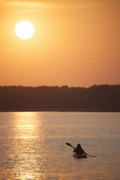 Vrouwelijke Kayaker Bij Zonsondergang Rustige Lake — Stockfoto