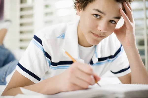 Menino Pré Adolescente Deitado Frente Cama Escrevendo Livro Escola — Fotografia de Stock
