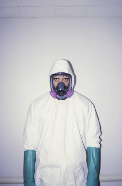 Hombre Traje Limpio Protector Blanco Guantes Azules Máscara Respiratoria —  Fotos de Stock
