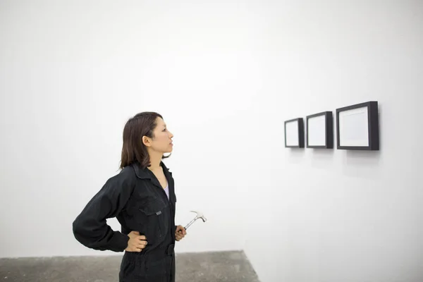 Японська Жінка Тримає Молоток Дивлячись Сучасного Мистецтва Студії — стокове фото