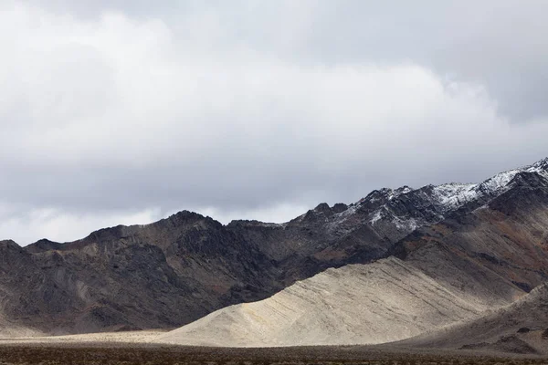 Sneeuw Bedekte Bergen Onheilspellende Hemel Death Valley National Park — Stockfoto