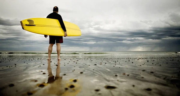 Homem Meia Idade Com Prancha Costa Rockport Beach Nova Inglaterra — Fotografia de Stock