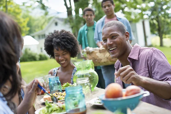 Young People Having Meal Country Garden — Stock Photo, Image