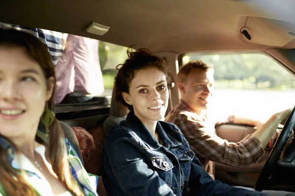 Homem Dirigindo Carro Com Mulheres Jovens Estrada Rural — Fotografia de Stock