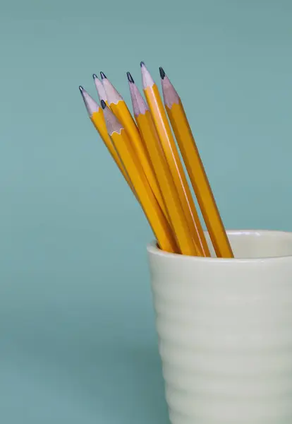 Lápices Afilados Taza Sobre Fondo Azul — Foto de Stock