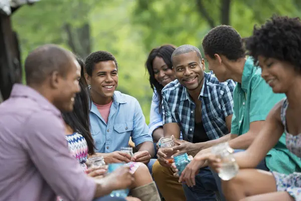 Joyeux Jeunes Amis Prenant Des Boissons Parlant Riant Dans Jardin — Photo