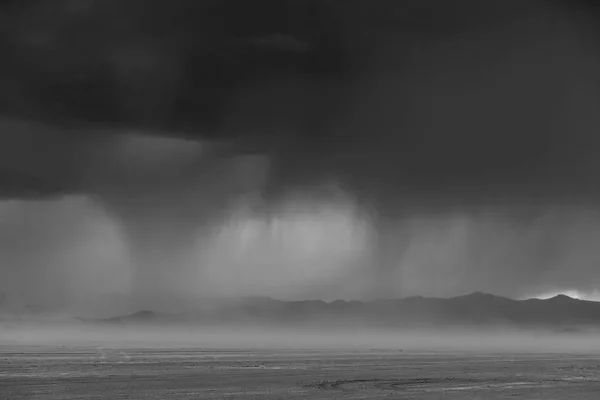 Nubes Tormenta Cielo Oscurecido Sobre Bonneville Salt Flats Utah — Foto de Stock