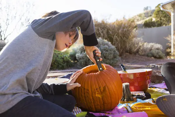 Niño Edad Elemental Tallando Calabaza Aire Libre Halloween — Foto de Stock