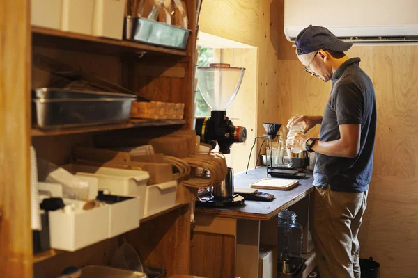 Uomo Giapponese Indossa Berretto Baseball Occhiali Piedi Eco Cafe Preparando — Foto Stock