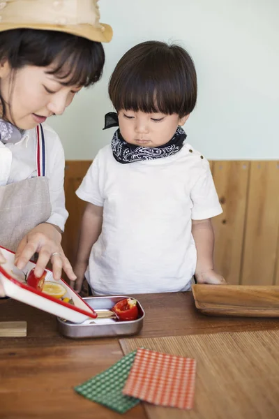 Japonais Femme Garçon Debout Dans Magasin Ferme Préparation Des Aliments — Photo