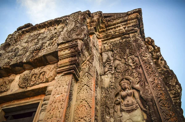 Ankor Wat 12世纪高棉古寺和联合国教科文组织世界遗产 拱门和刻有大根的石碑散布在石碑上 — 图库照片