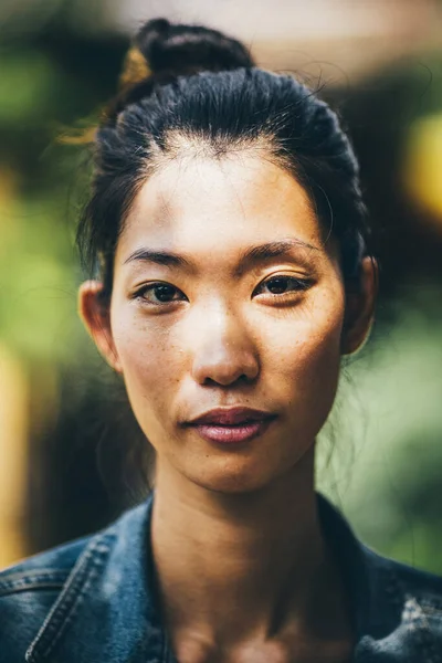 Portrait Young Woman Black Hair Tied Top Knot Looking Camera — Stock Photo, Image