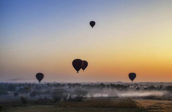 Heißluftballons Über Landschaft Mit Weit Entfernten Tempeln Bei Sonnenuntergang Bagan — Stockfoto