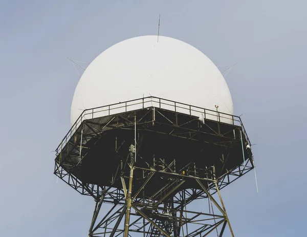 Antena Radar Abovedada Torre Vista Ángulo Bajo — Foto de Stock