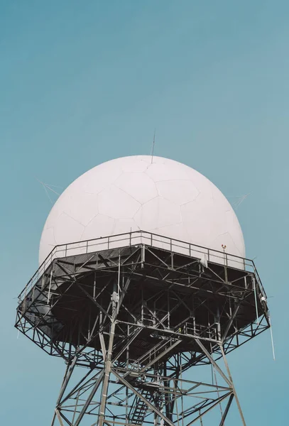 Antena Radar Abovedada Torre Vista Ángulo Bajo — Foto de Stock