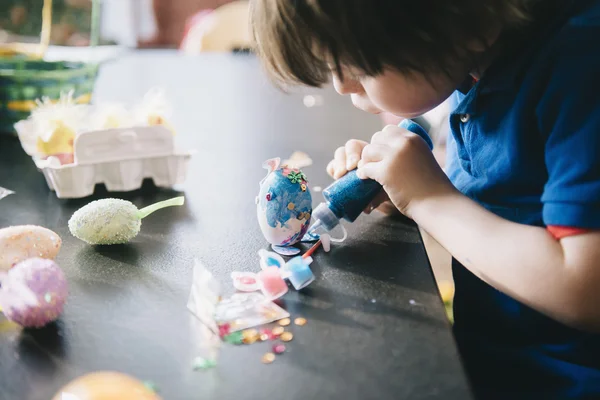 Child decorating eggs at Easter — Stock Photo