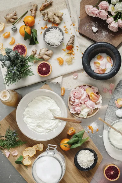 Pestle and mortar and petals, ginger and oranges — Stock Photo