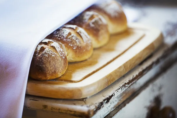 Rolos de pão de lote cozido no forno — Fotografia de Stock