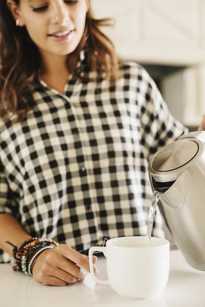 Femme faisant une tasse de thé . — Photo de stock