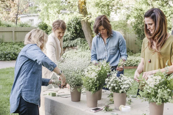 Frauen basteln einen Blumenkranz. — Stockfoto