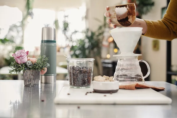 Persona che fa caffè filtro — Foto stock