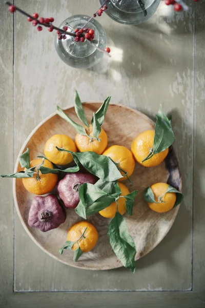 Cuenco de madera de naranjas - foto de stock