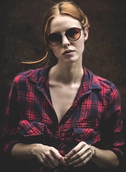 Femme portant des lunettes de soleil — Photo de stock