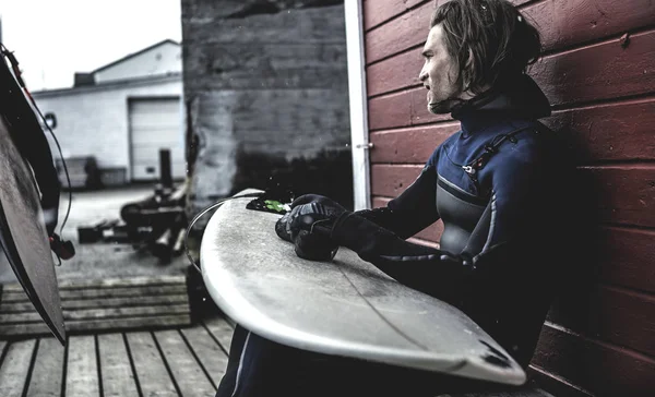 Surfeur assis avec planche de surf — Photo de stock