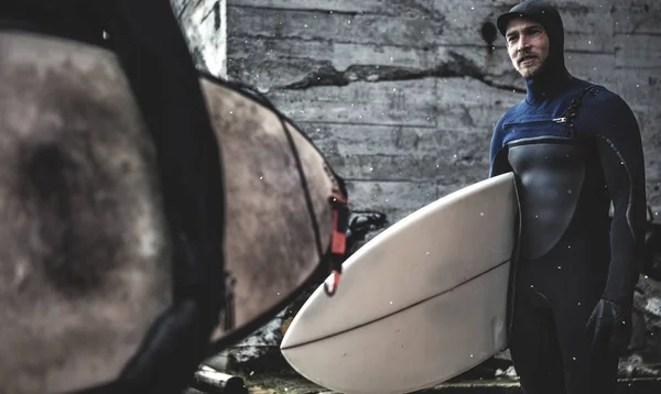 Surfista in piedi vicino a un edificio in legno — Foto stock