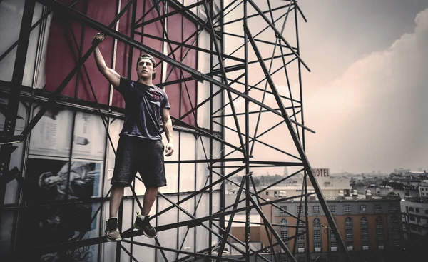 Homme debout sur un échafaudage — Photo de stock