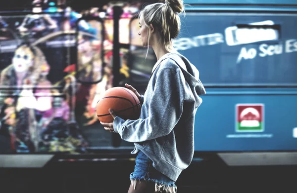 Молода жінка з баскетболу — стокове фото