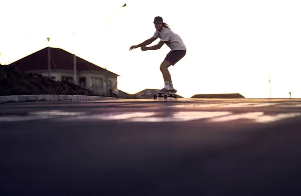 Jeune homme skateboard — Photo de stock