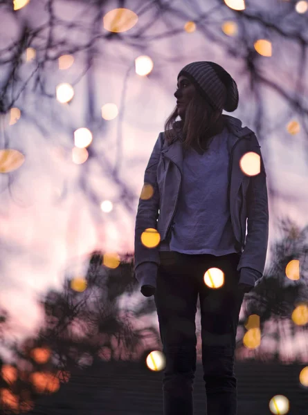Donna in piedi tra gli alberi — Foto stock