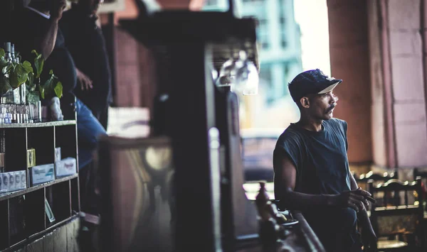 Homem inclinado no bar no café — Fotografia de Stock