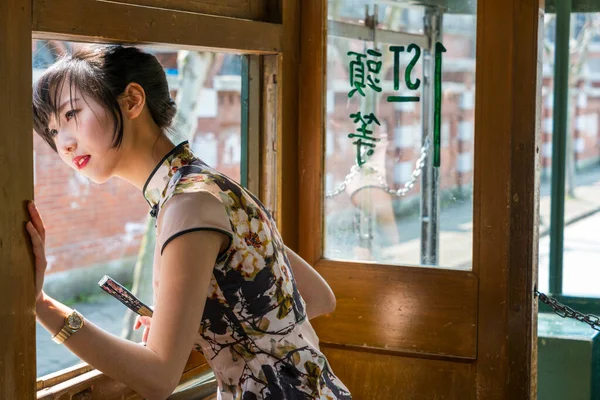 Lokale junge Chinesin in alten asiatischen Kleid in alten Retro-Straßenbahn, shanghai, China — Stockfoto