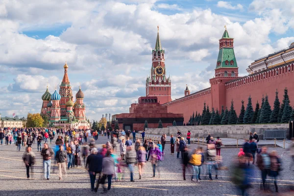 Touristen auf dem Roten Platz in Moskau — Stockfoto