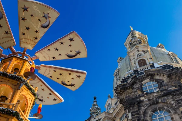 Dresden üzerinde Kilise ve Noel süslemeleri — Stok fotoğraf