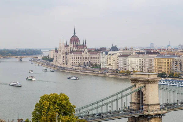 Rio Danúbio e edifício do Parlamento, Budapeste — Fotografia de Stock