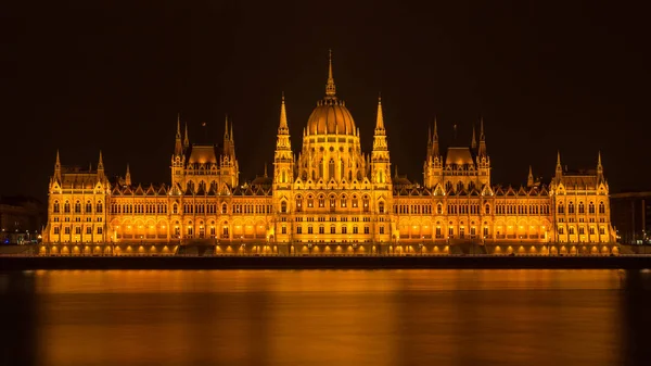 Parlamento de Budapeste à noite — Fotografia de Stock