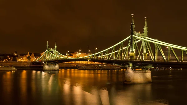Vista noturna da Ponte da Liberdade em Budapeste — Fotografia de Stock