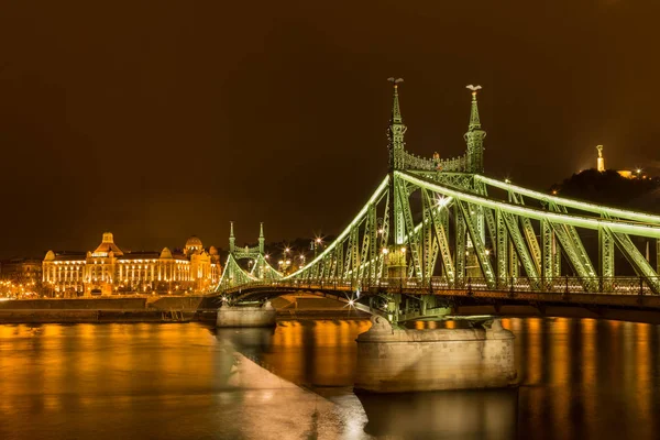 Night view of Liberty bridge in Budapest — Stock Photo, Image