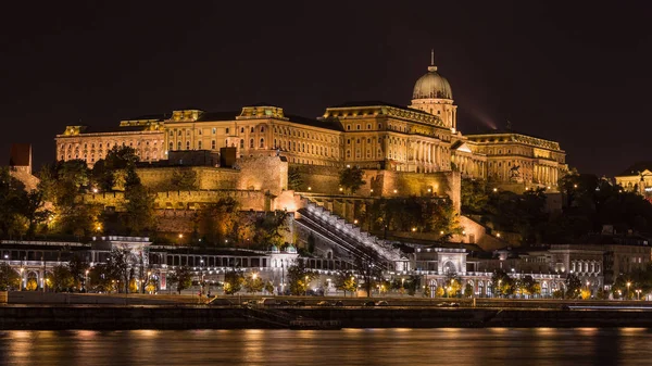 Vista noturna do Castelo Real, Budapeste — Fotografia de Stock