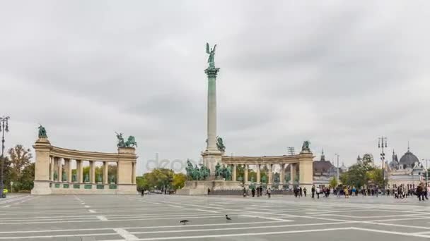 19 Οκτωβρίου 2016. Πάροδο του χρόνου. Πλατεία Ηρώων. Βουδαπέστη, Ουγγαρία — Αρχείο Βίντεο