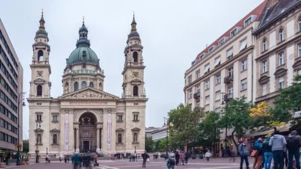 17 oktober 2016. Tid förflutit. Människor framför kyrkan saint Istvan. Budapest, Ungern — Stockvideo